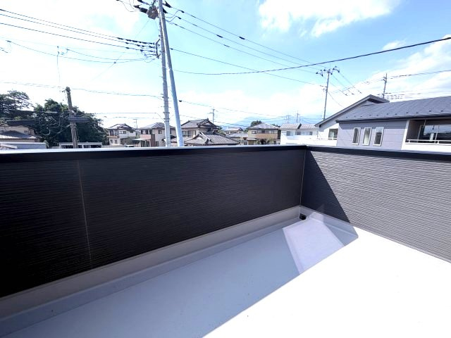 リーブルガーデンS前橋市樋越町第４　3号棟のバルコニー|西面のバルコニーです。広々しています。