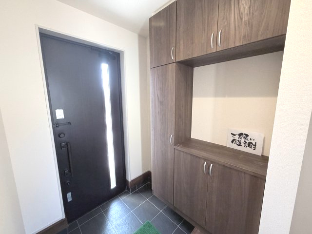 リーブルガーデンS前橋市樋越町第４　3号棟の玄関|玄関収納もたっぷりご用意しています。