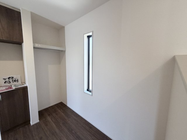 リーブルガーデンS前橋市樋越町第４　3号棟の玄関|玄関ホールにはハンガーラックがありコートなどの収納に便利です。