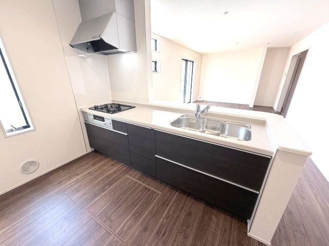 リーブルガーデンS前橋市樋越町第４　3号棟のキッチン|人気のカウンターキッチン採用です☆ゴミ出しに便利な勝手口付き！
コンロも３口ご用意しています！調理スペースも広くストレスなくお料理できます。
浄水器つきなので美味しいお水も飲めますよ♪