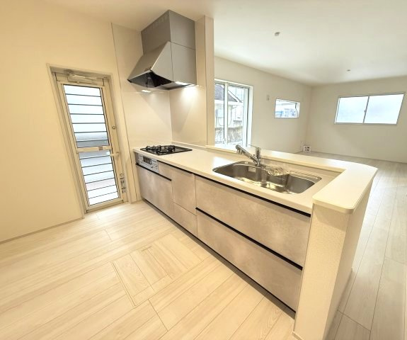 リーブルガーデンS前橋市樋越町第４　3号棟のキッチン|人気のカウンターキッチン採用です☆ゴミ出しに便利な勝手口付き！
コンロも３口ご用意しています！調理スペースも広くストレスなくお料理できます。
浄水器つきなので美味しいお水も飲めますよ♪