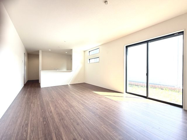 リーブルガーデンS前橋市樋越町第４　3号棟の居間・リビング|人気の対面式キッチンを配した空間はお好みの家具も合わせやすく、家族がくつろぐ快適な空間造りをサポート。窓からは明るい陽光が差し込みます。