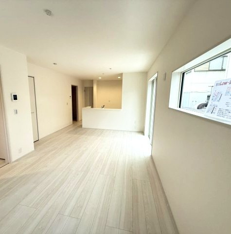 リーブルガーデンS前橋市樋越町第４　3号棟の居間・リビング|人気の対面式キッチンを配した空間はお好みの家具も合わせやすく、家族がくつろぐ快適な空間造りをサポート。窓からは明るい陽光が差し込みます。