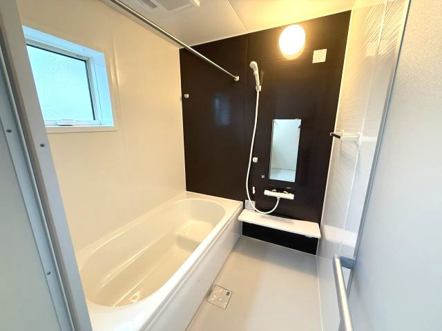 リーブルガーデンS前橋市樋越町第４　3号棟の浴室|１坪タイプのフルオートバスです！
足を延ばして入れる広さなので一日の疲れも癒されますよ♪
室内物干しや浴室乾燥機もあるのでお天気の悪い日にはランドリースペースとしてもご利用できます！