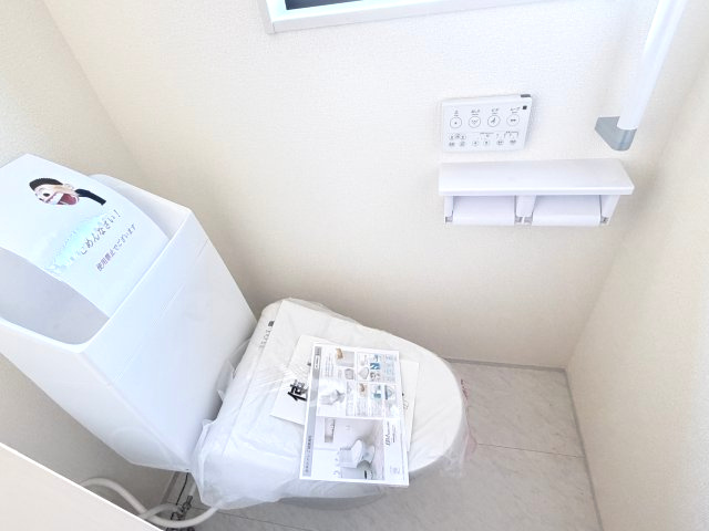 リーブルガーデンS前橋市樋越町第４　3号棟のトイレ|1階トイレです。清潔感のある白を基調としています。
温水洗浄・便座暖房機能の付いた快適なトイレです☆