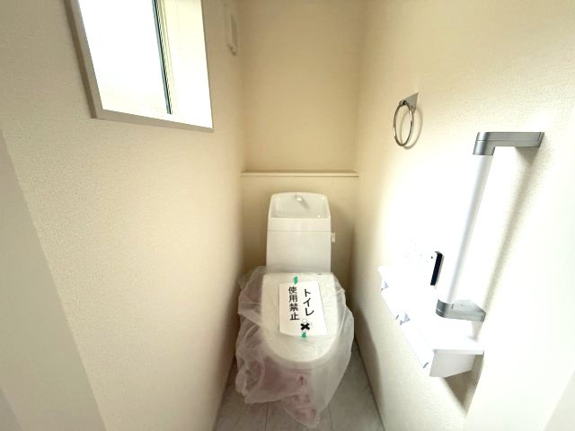 リーブルガーデンS前橋市樋越町第４　3号棟のトイレ|1階トイレです。清潔感のある白を基調としています。
温水洗浄・便座暖房機能の付いた快適なトイレです☆