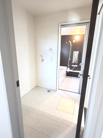 リーブルガーデンS前橋市樋越町第４　3号棟の脱衣所|脱衣室と洗面室がわかれているので、入浴後ゆったりとお着替えができます！