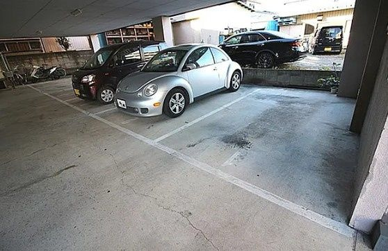 フォーシーズンの駐車場