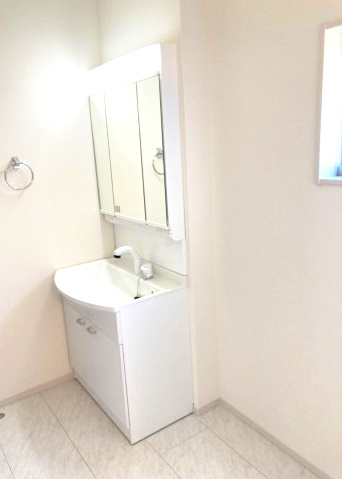 リーブルガーデンS前橋市樋越町第４　5号棟の独立洗面台|シャワー水栓付き洗面台で朝の身支度もバッチリです！
洗面台には収納スペースもあり洗面室もすっきり片付きますよ！