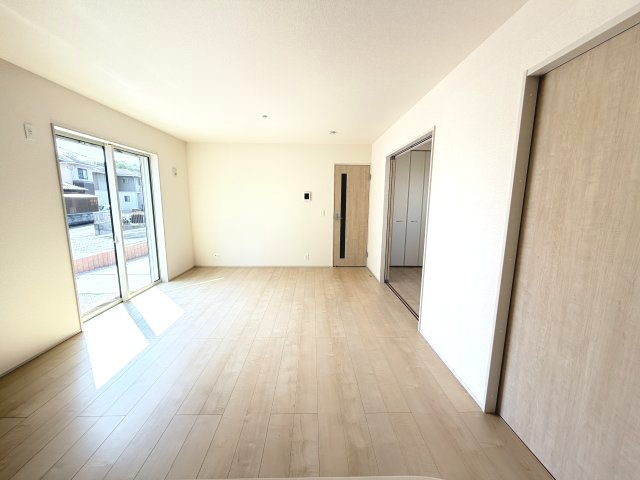 リーブルガーデンS前橋市樋越町第４　5号棟の居間・リビング|カウンターキッチンなのでお料理をしながら会話もできます。
夕食の支度をしながら、お子様の様子も見られて自然と会話も増えますよ♪