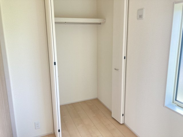 リーブルガーデンS前橋市樋越町第４　5号棟の収納|1階洋室にも収納スペースがあります♪