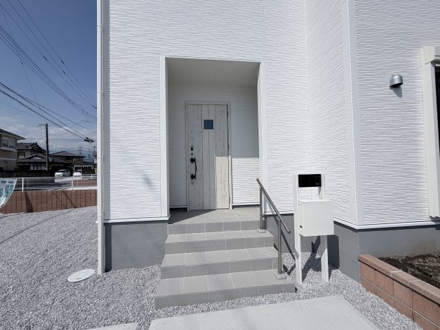 リーブルガーデンS前橋市樋越町第４　5号棟の玄関|玄関前もおしゃれな空間です。モニター付きインターホンが標準装備です。