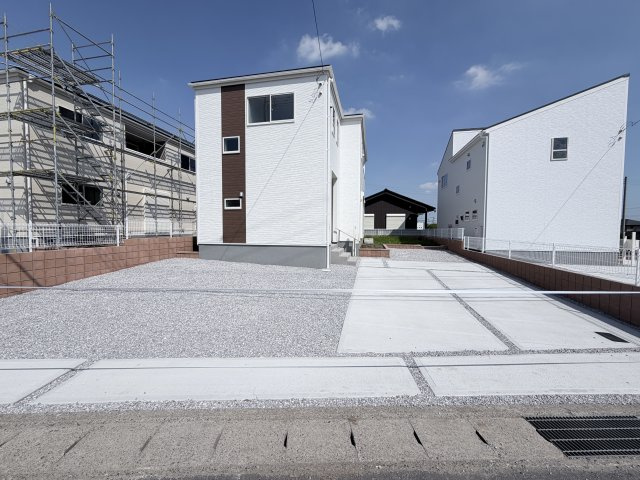 リーブルガーデンS前橋市樋越町第４　5号棟の駐車場|駐車場もキレイに整備されています。並列３台以上駐車可能です。