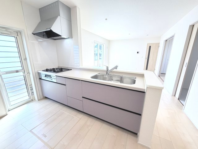 リーブルガーデンS前橋市樋越町第４　5号棟のキッチン|人気のカウンターキッチン採用です☆ゴミ出しに便利な勝手口付き！
コンロも３口ご用意しています！調理スペースも広くストレスなくお料理できます。
浄水器つきなので美味しいお水も飲めますよ♪