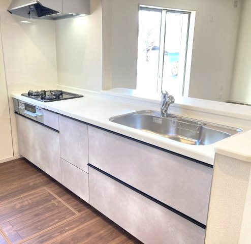 リーブルガーデンS前橋市樋越町第４　5号棟のキッチン|人気のカウンターキッチン採用です☆ゴミ出しに便利な勝手口付き！
コンロも３口ご用意しています！調理スペースも広くストレスなくお料理できます。
浄水器つきなので美味しいお水も飲めますよ♪