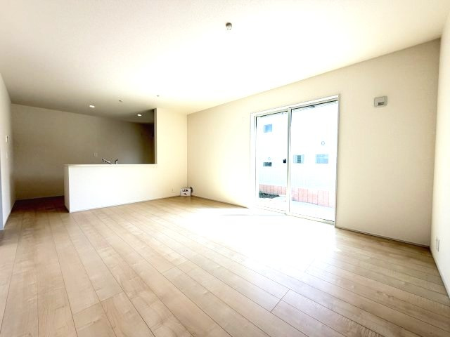 リーブルガーデンS前橋市樋越町第４　5号棟の居間・リビング|人気の対面式キッチンを配した空間はお好みの家具も合わせやすく、家族がくつろぐ快適な空間造りをサポート。窓からは明るい陽光が差し込みます。