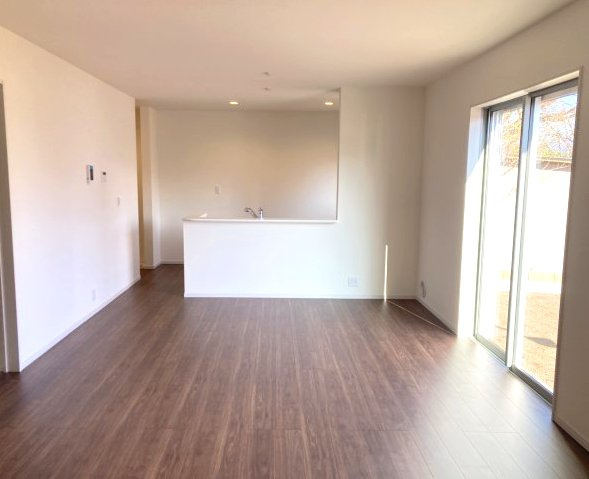 リーブルガーデンS前橋市樋越町第４　5号棟の居間・リビング|人気の対面式キッチンを配した空間はお好みの家具も合わせやすく、家族がくつろぐ快適な空間造りをサポート。窓からは明るい陽光が差し込みます。