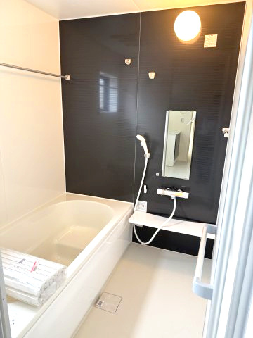 リーブルガーデンS前橋市樋越町第４　5号棟の浴室|１坪タイプのフルオートバスです！
足を延ばして入れる広さなので一日の疲れも癒されますよ♪
室内物干しや浴室乾燥機もあるのでお天気の悪い日にはランドリースペースとしてもご利用できます！