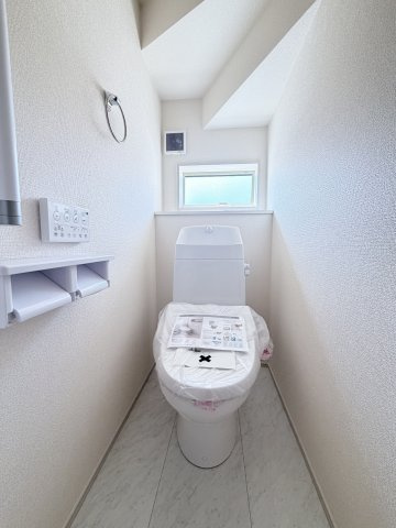 リーブルガーデンS前橋市樋越町第４　5号棟のトイレ|1階トイレです。清潔感のある白を基調としています。
温水洗浄・便座暖房機能の付いた快適なトイレです☆
