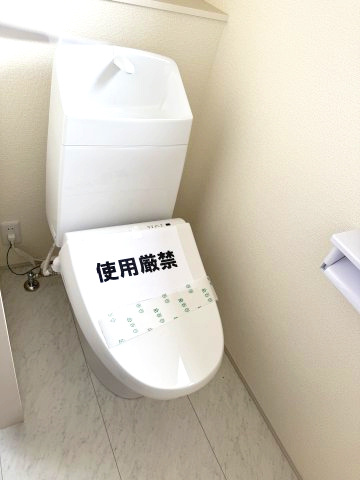 リーブルガーデンS前橋市樋越町第４　5号棟のトイレ|1階トイレです。清潔感のある白を基調としています。
温水洗浄・便座暖房機能の付いた快適なトイレです☆