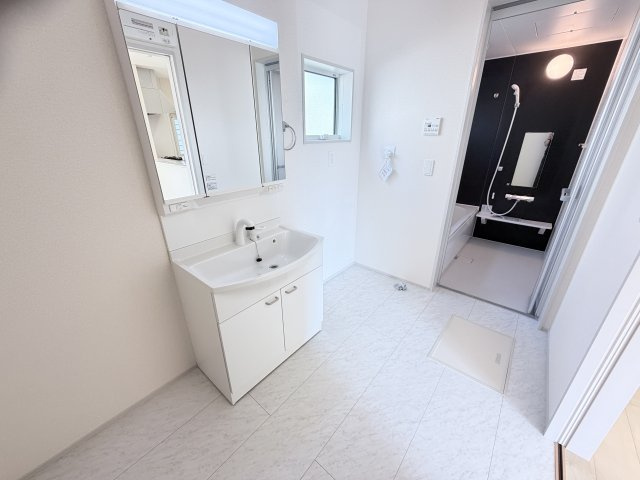 リーブルガーデンS前橋市樋越町第４　5号棟の独立洗面台|シャワー水栓付き洗面台で朝の身支度もバッチリです！
洗面台には収納スペースもあり洗面室もすっきり片付きますよ！
