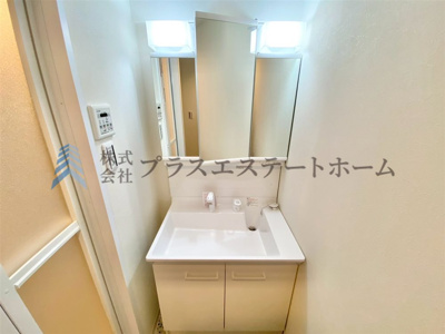【その他】 | 朝日プラザ兵庫塚本通 | 【当社施工事例】身支度やお風呂上がり、寝る前の準備などの際に嬉しい大きな鏡付きです♪