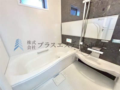 【浴室】 | 垂水区星陵台 戸建 | 浴室乾燥機付きユニットバスで雨の日のお洗濯にも大活躍♪横長鏡で浴室が広く見せます♪