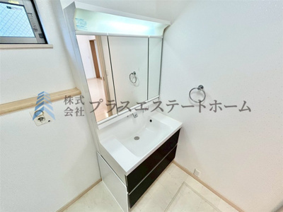 【その他】 | 垂水区星陵台 戸建 | 三面鏡付きの洗面台♪洗面ボウルも広くメイクの時間をより素敵彩ります♪