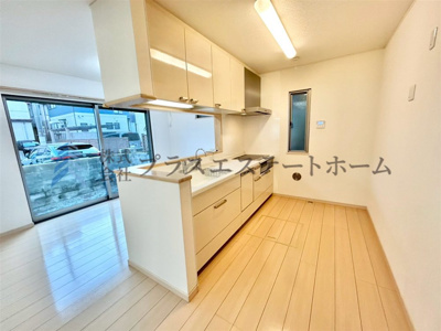 【キッチン】 | 垂水区星陵台 戸建 | ピアノ塗装で綺麗なキッチン♪レール引出で出し入れも楽々です♪