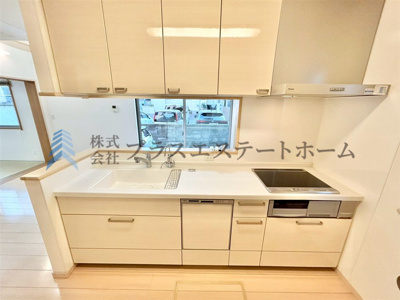 【キッチン】 | 垂水区星陵台 戸建 | ピアノ塗装で綺麗なキッチン♪レール引出で出し入れも楽々です♪