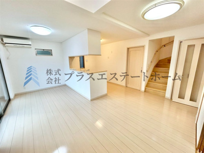 【居間・リビング】 | 垂水区星陵台 戸建 | 約15帖のリビング♪吹抜けで明るく開放感のあります♪