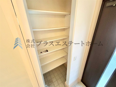 【玄関】 | 垂水区星陵台 戸建 | 玄関のシューズインクローゼット♪靴だけではなくベビーカーやゴルフバッグも収納出来ます♪