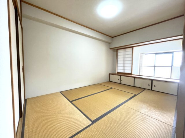 トーカンマンション山根町センターウイングの和室|座ったまま出し入れできる地袋収納があります。2面開口で視覚的に広がりを感じることのできる和室です。