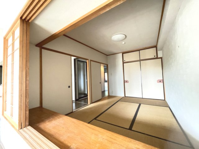 トーカンマンション山根町センターウイングの和室|座ったまま出し入れできる地袋収納があります。2面開口で視覚的に広がりを感じることのできる和室です。