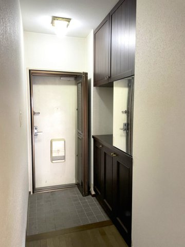 トーカンマンション山根町センターウイングの玄関|コの字型の下足入れを完備。TVモニター付きインターホンで訪問客を確認できます。