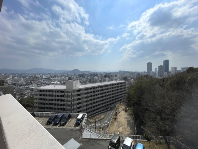 トーカンマンション山根町センターウイングの展望|南西向きバルコニーからの眺望です。高台立地のため、陽当たり・風通し良好。遠くの景色まで望めます！