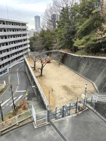 トーカンマンション山根町センターウイングのその他共用部分|敷地内公園／サウスウイングと当物件のセンターウイングの2棟からなるビッグコミュニティマンションです。