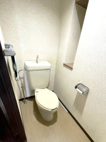 トーカンマンション山根町センターウイングのトイレ|停電や断水時には手動で流せて、トラブル対応がしやすいタンクのついたトイレです。
