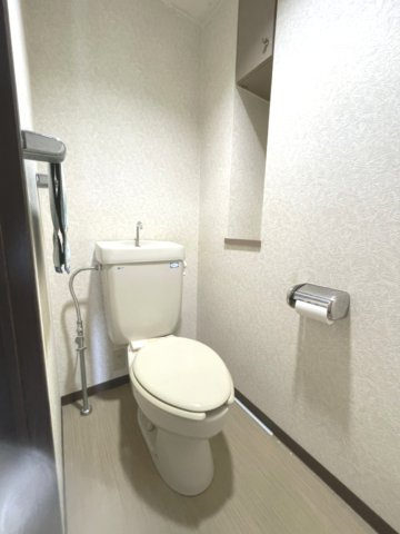 トーカンマンション山根町センターウイングのトイレ|停電や断水時には手動で流せて、トラブル対応がしやすいタンクのついたトイレです。