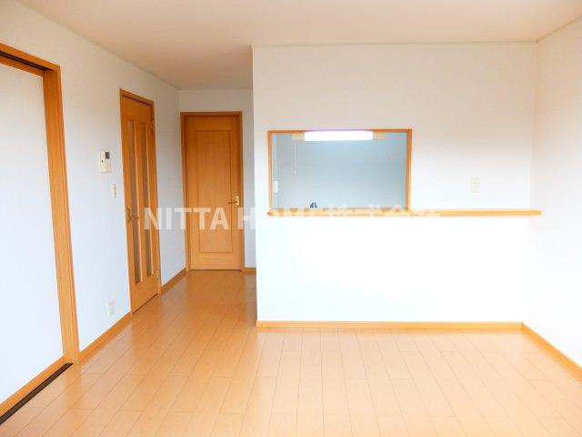 丹波市氷上町上成松のアパートの居間・リビング|リビングの様子を見ながらキッチンに立てます◎