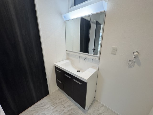 沖縄市登川（全5棟）4号棟の独立洗面台|4号棟　三面鏡付き洗髪洗面化粧台♪