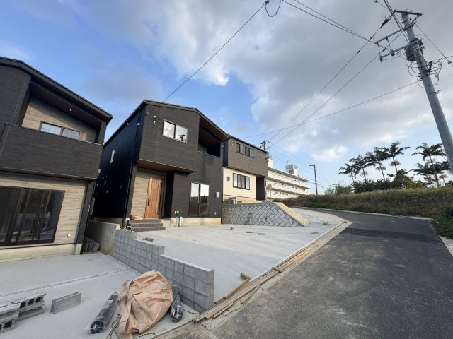 沖縄市登川（全5棟）4号棟の外観|4号棟　並列駐車2台可♪