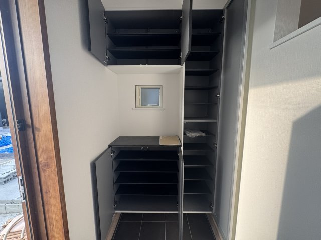 沖縄市登川（全5棟）4号棟の玄関|4号棟　十分な収納付き玄関♪