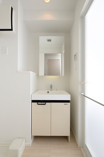 新品家具付きマンション住吉7(KaGood福岡)の独立洗面台|朝の支度にも助かる、独立の洗髪洗面化粧台