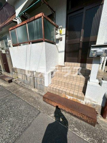 湊山町貸家のエントランス