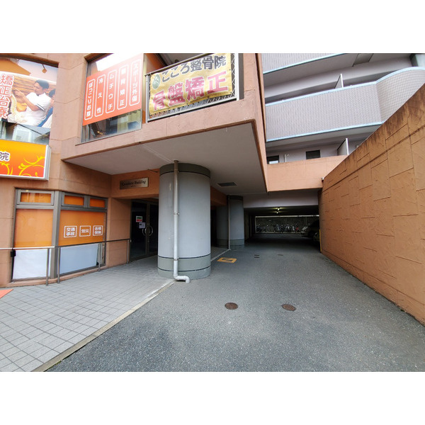 福岡市早良区西新５丁目の賃貸マンションの駐車場