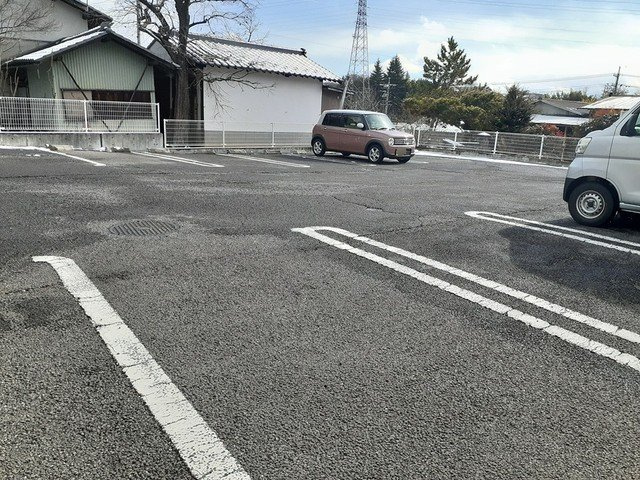 ル　ラフィーネの駐車場