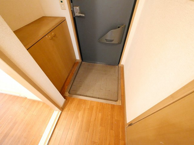 サンビレッジ学園前東坂　D棟の玄関