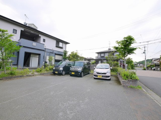 サンビレッジ学園前東坂　D棟の駐車場|駐車場があるので、車を買う予定の方も安心です