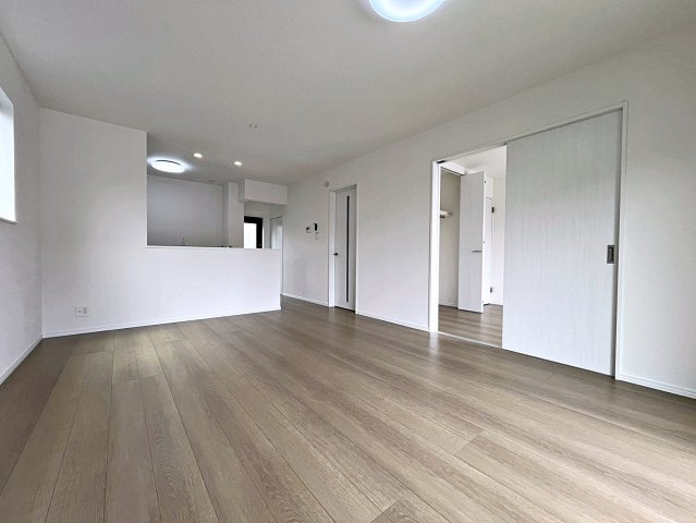 新築戸建・新築建売　福島市南沢又21番　清水小学校・清水中学校の居間・リビング|南側の大きな窓から日差しが入り明るいリビングはご家族皆さんの憩いの場です！